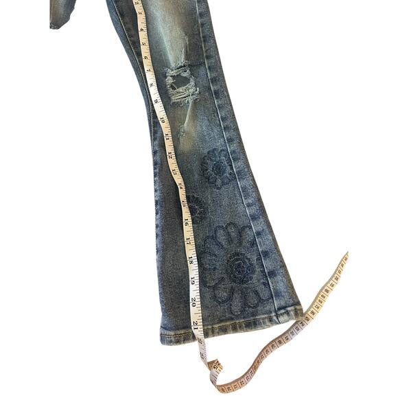 Girls, Levi flair, embellished, jeans, distressed size 7 - Picture 3 of 3